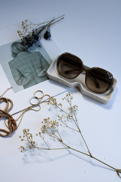 Neutral sunglasses tray for glasses storage – white stone effect