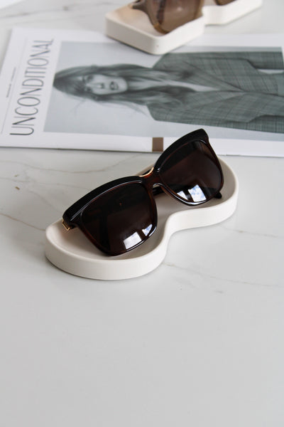 Neutral sunglasses tray for glasses storage – white stone effect
