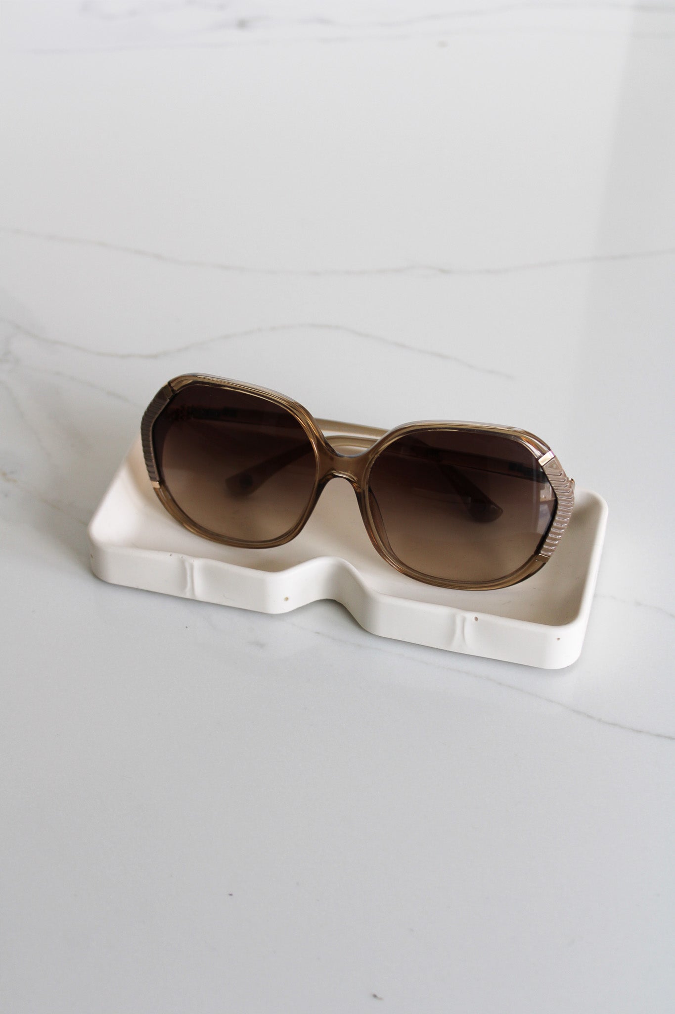 Neutral square sunglasses tray for glasses storage – white stone effect

