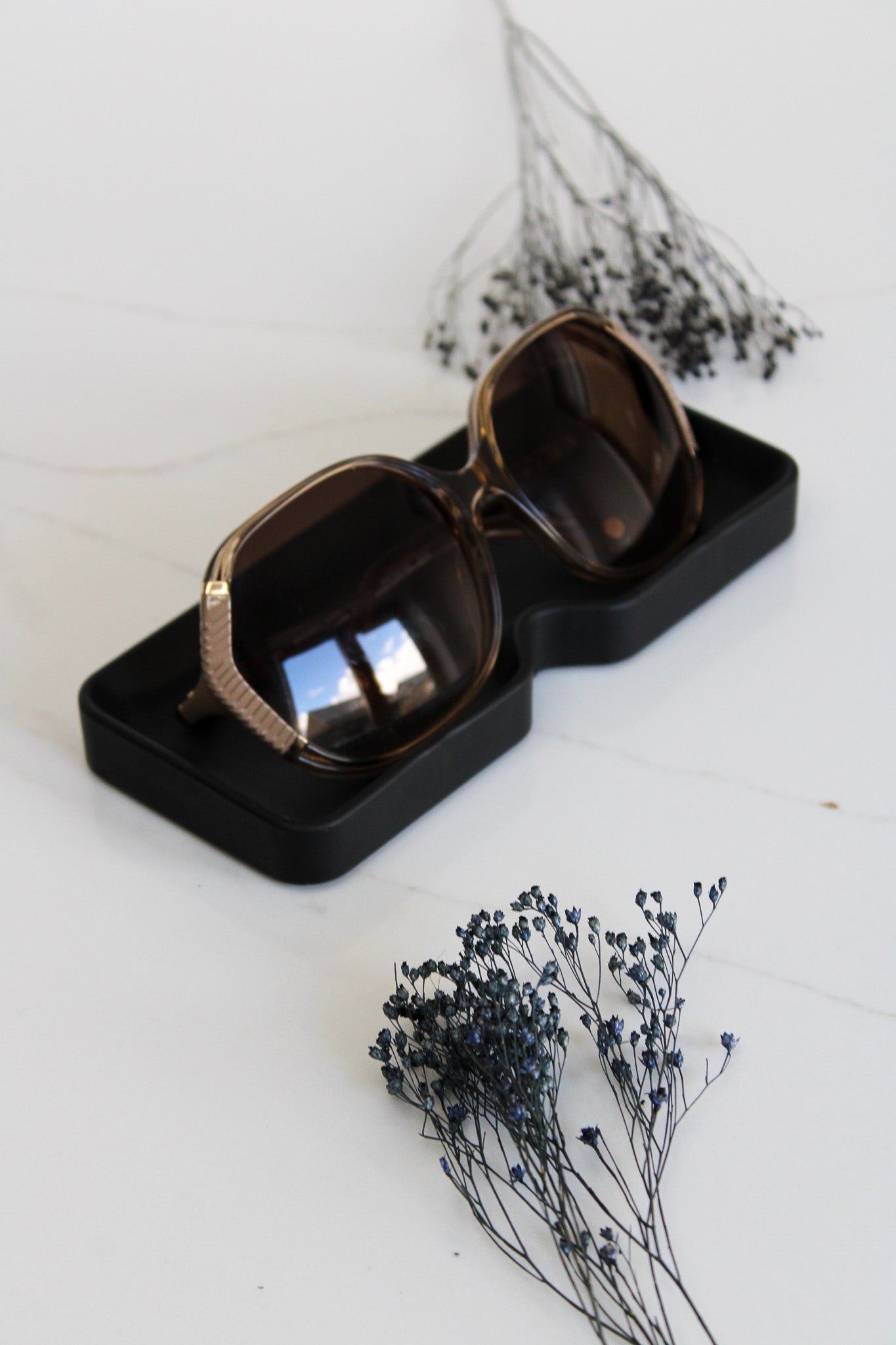 Black stone-look sunglasses tray – square design