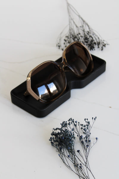 Black stone-look sunglasses tray – square design