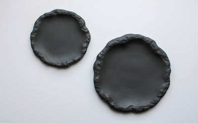 Contemporary stone-look round tray—minimalist home decor piece for modern, industrial, or Scandinavian-style interiors.