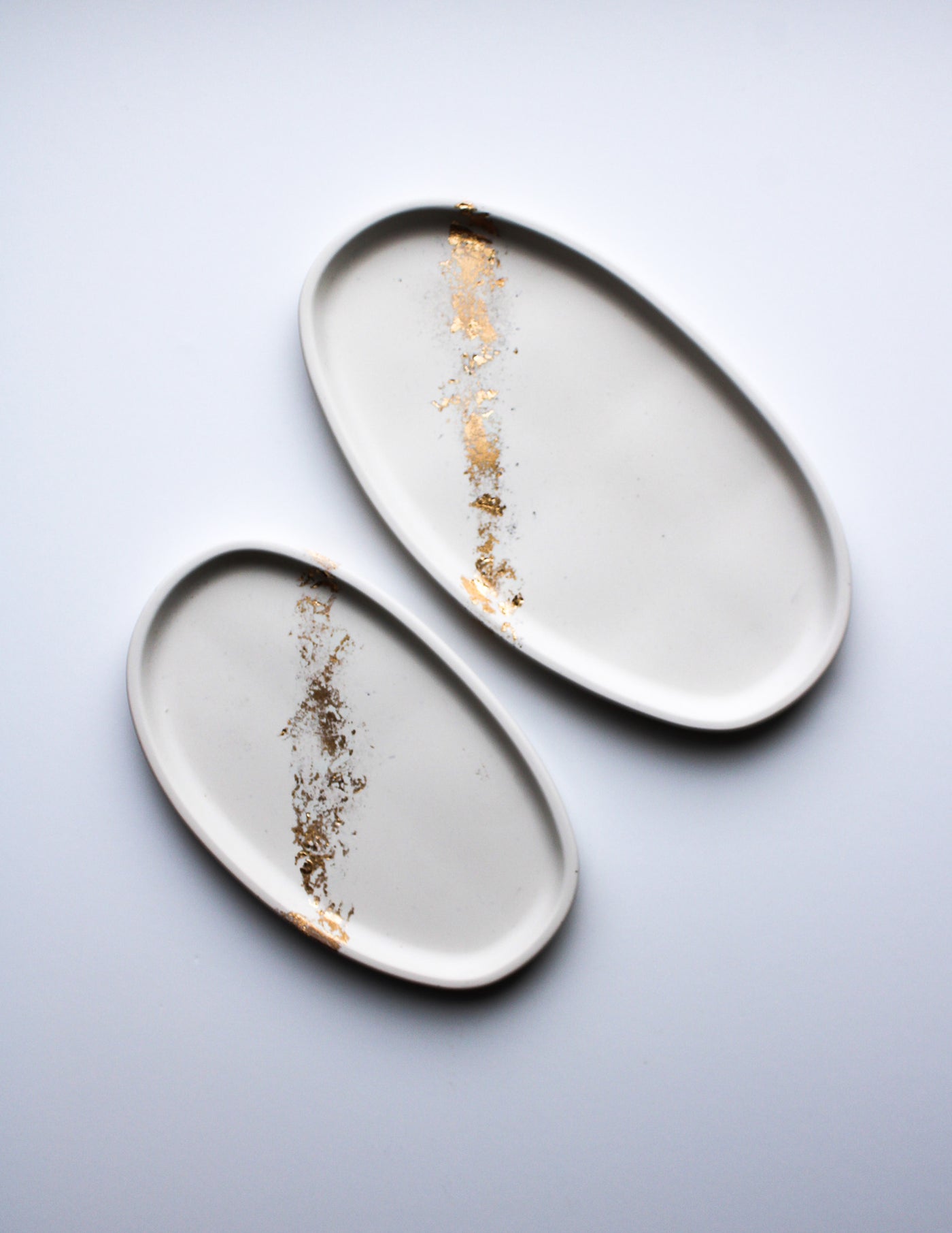 White and gold irregular oval tray with a modern design—handmade decorative serving tray for jewellery, candles, keys, or vanity decor.