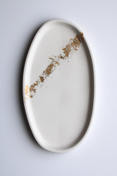 A single white and gold irregular oval tray with a modern design—handmade decorative serving tray for jewellery, candles, keys, or vanity decor.