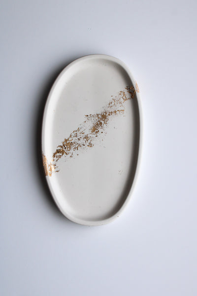 Single white and gold irregular oval tray with a modern design—handmade decorative serving tray for jewellery, candles, keys, or vanity decor.