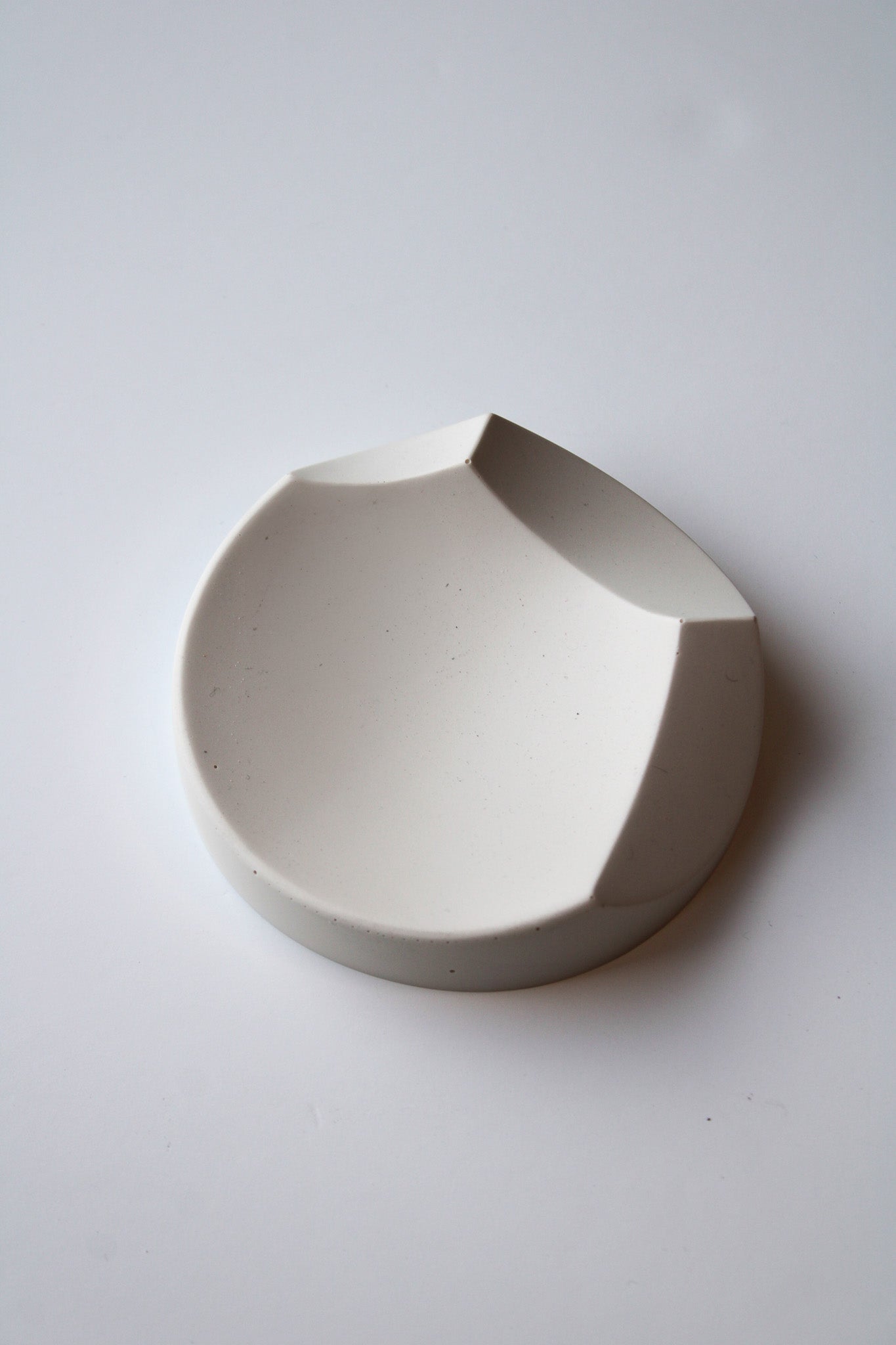 Small white geometric storage bowl—ideal for organizing rings, earrings, coins, or desk accessories.