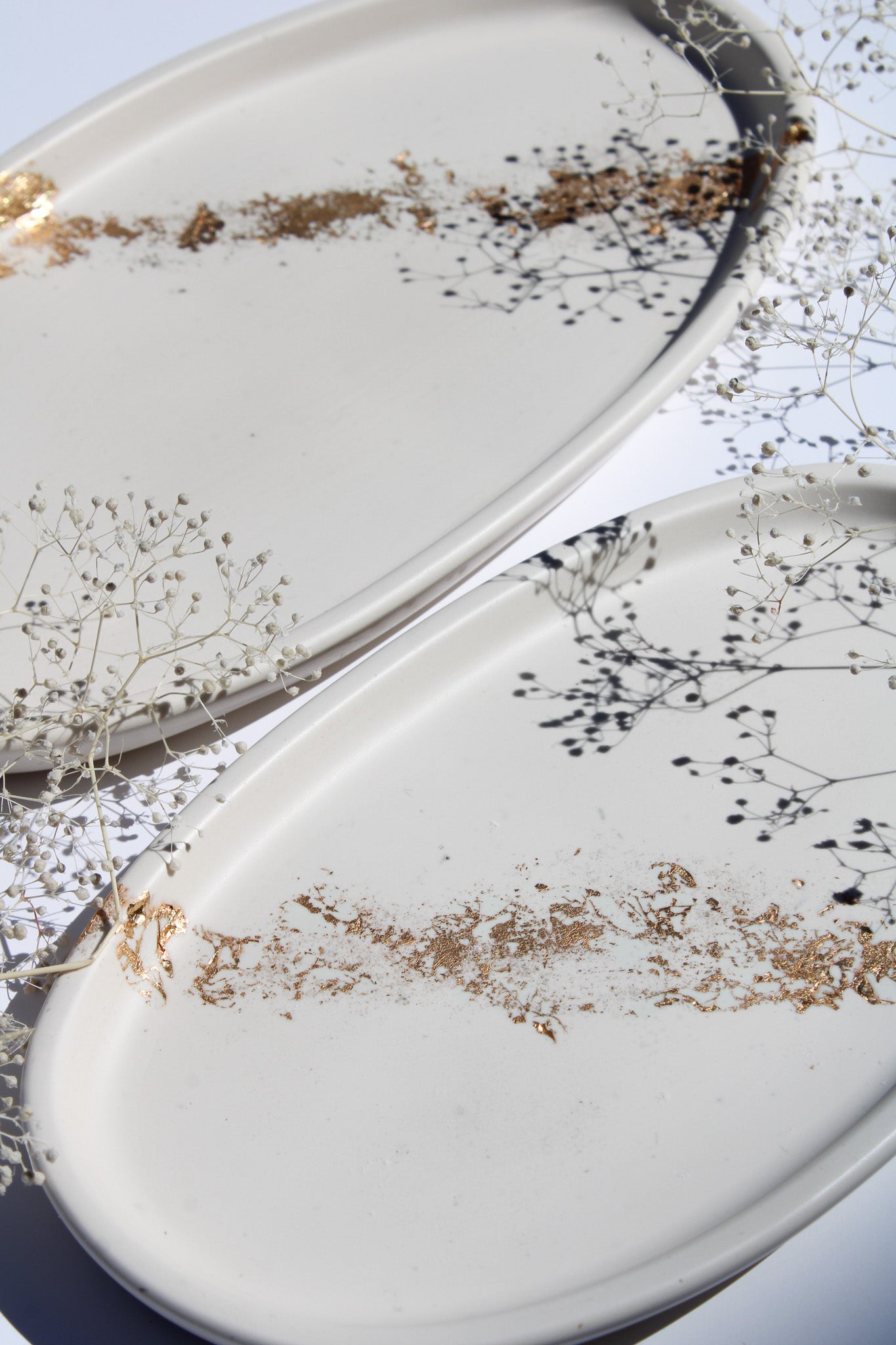 White and gold irregular oval tray with a modern design—handmade decorative serving tray for jewellery, candles, keys, or vanity decor.