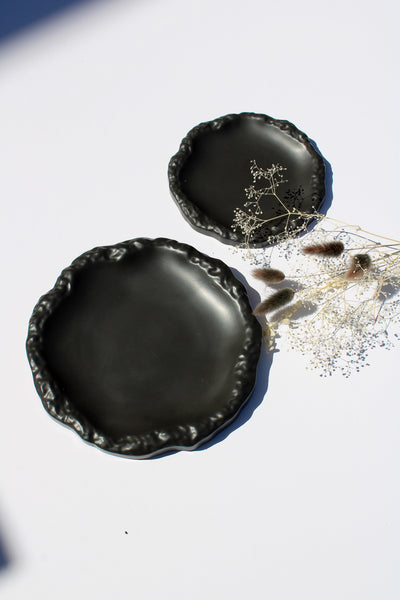 Modern round tray with rock-textured finish—ideal for organizing candles, keys, or snacks on kitchen islands or side tables.