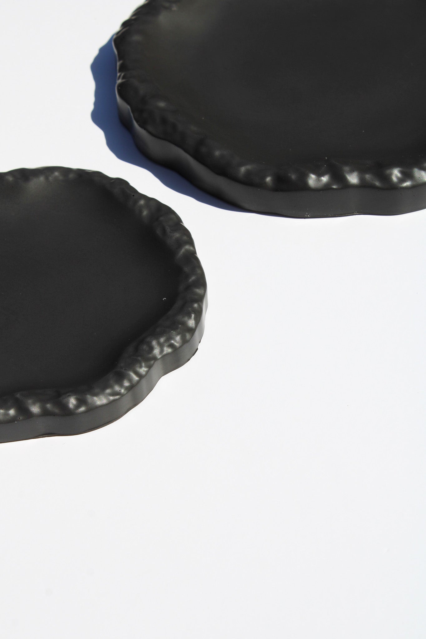 Contemporary stone-look round tray—minimalist home decor piece for modern, industrial, or Scandinavian-style interiors.
