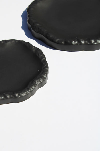 Contemporary stone-look round tray—minimalist home decor piece for modern, industrial, or Scandinavian-style interiors.