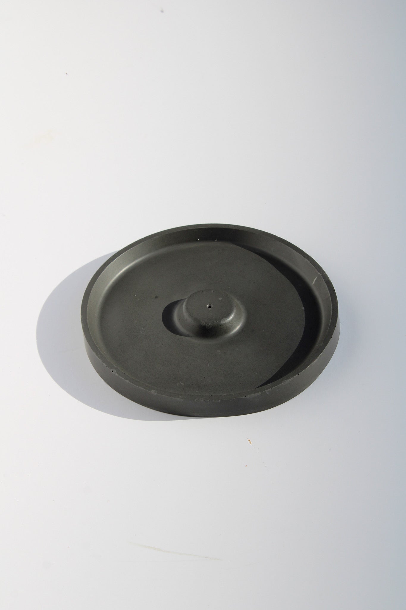 Round incense holder with minimalist design—ideal for burning incense sticks in modern or zen-inspired interiors.