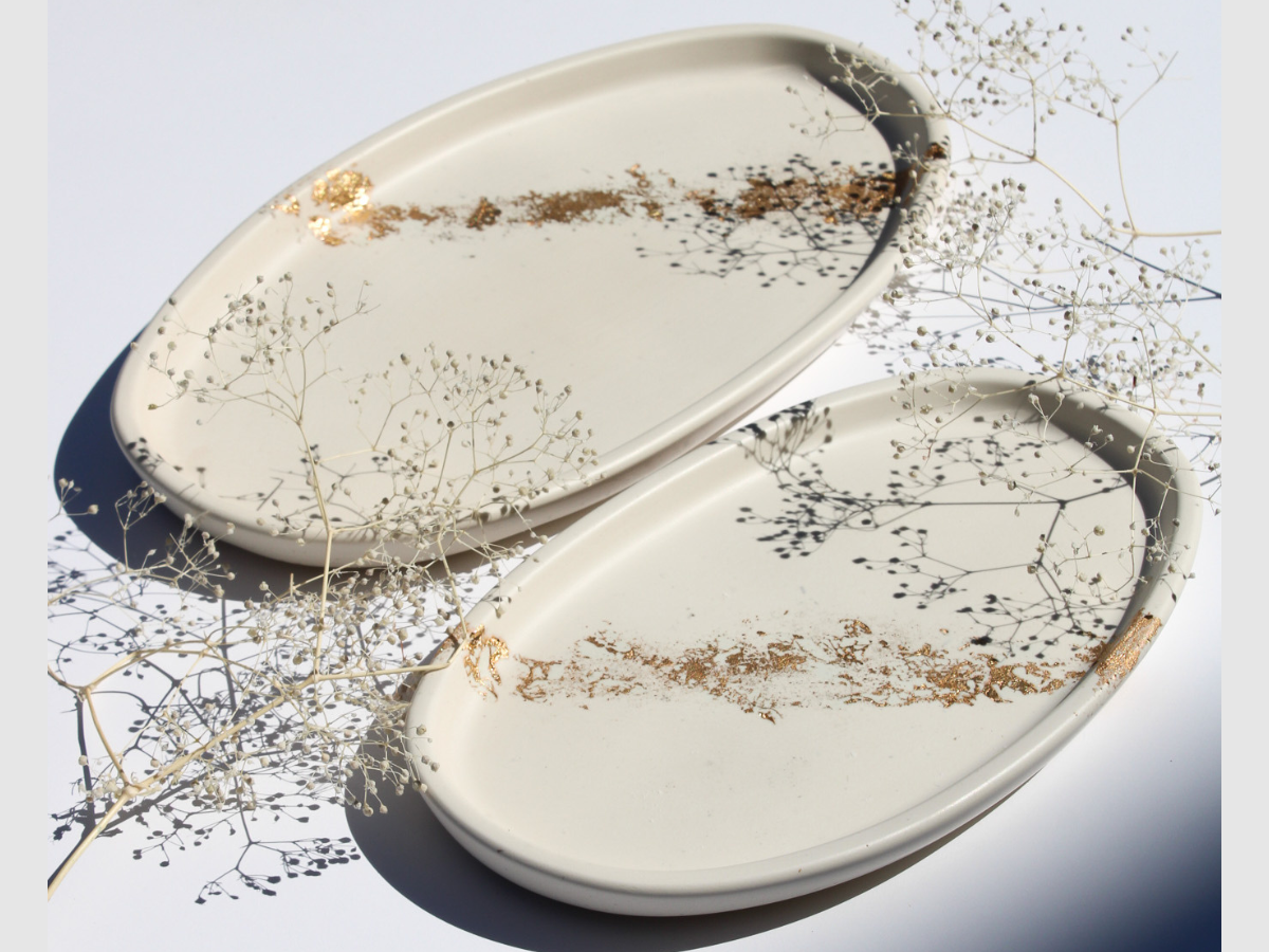 White and gold irregular oval tray with a modern design—handmade decorative serving tray for jewellery, candles, keys, or vanity decor.