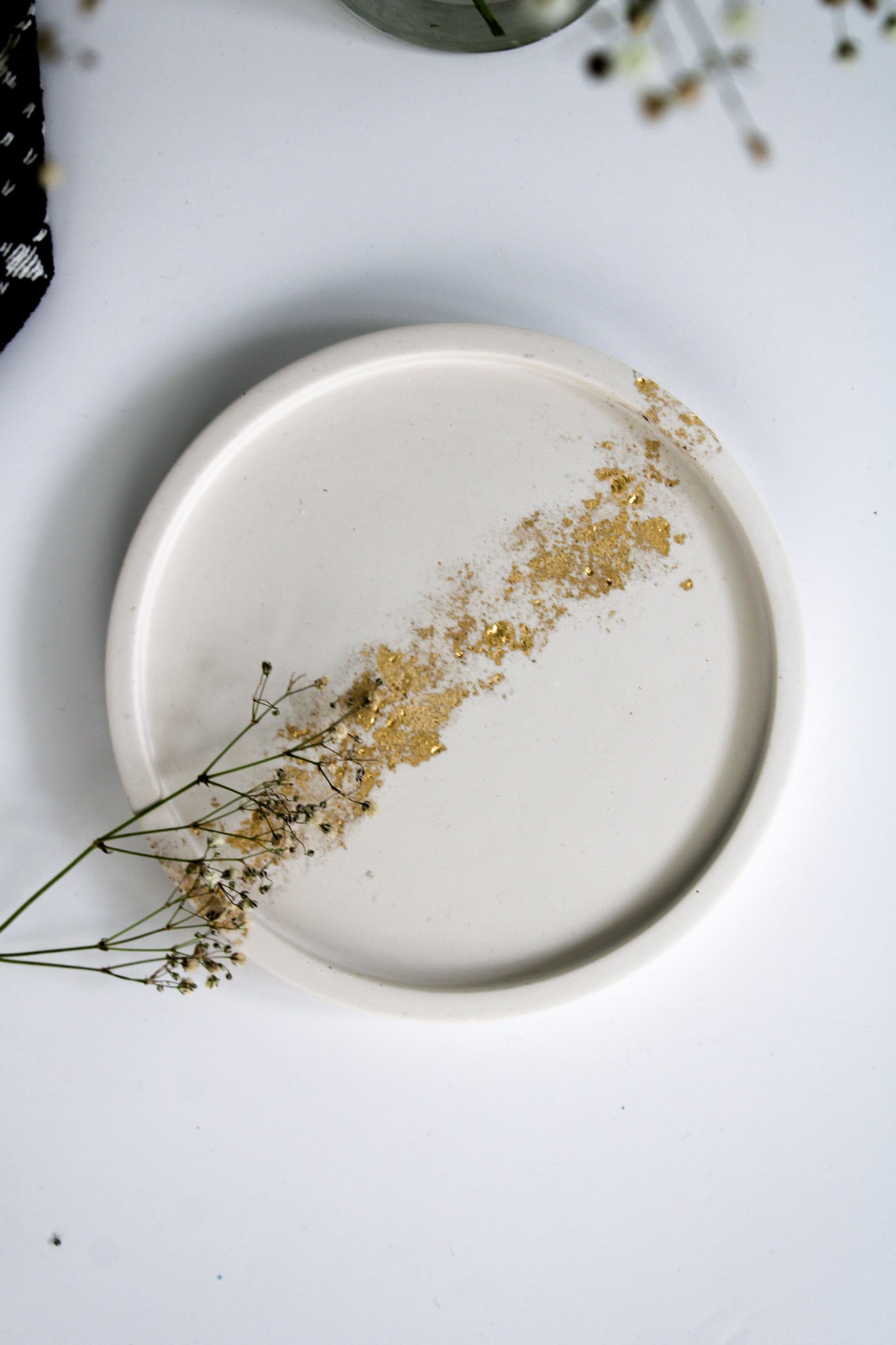 White and Gold Tray | Medium Round Tray